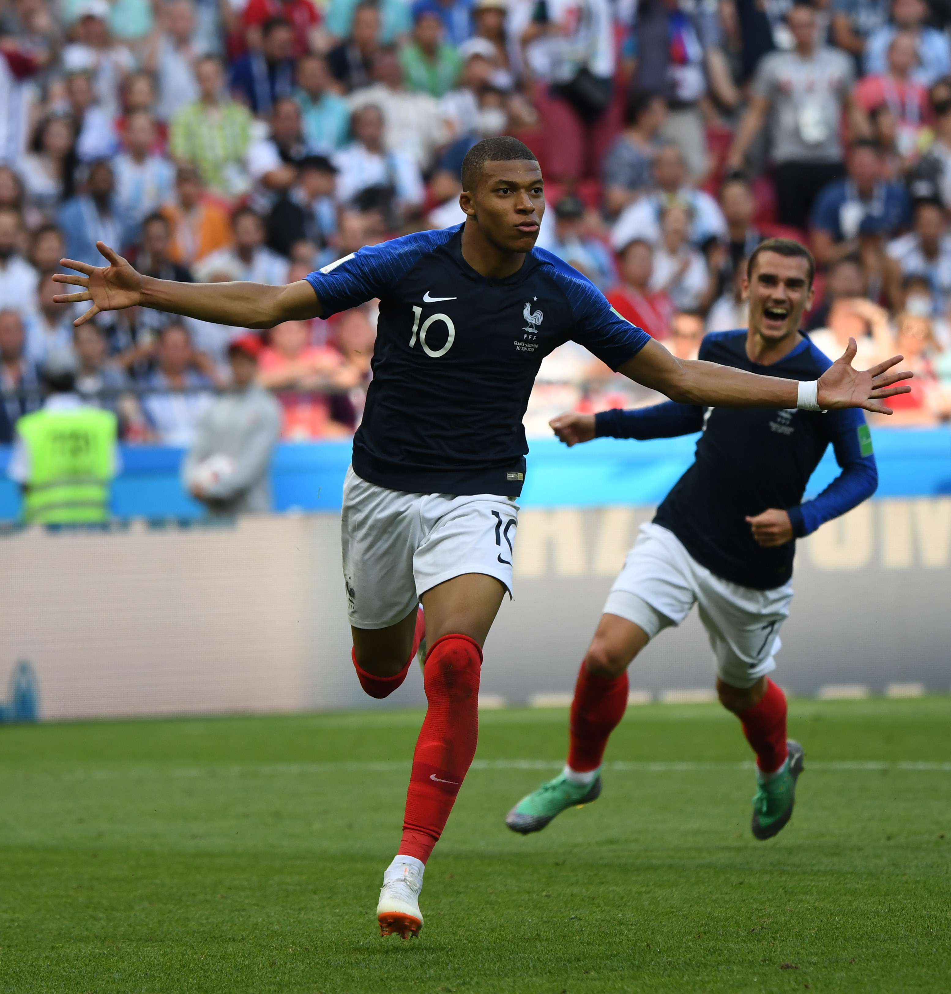 足球报：多支中超球队巨额欠税，以亿元为单位拖欠税款（足球报：多家中超俱乐部拖欠税款，金额以亿元计）