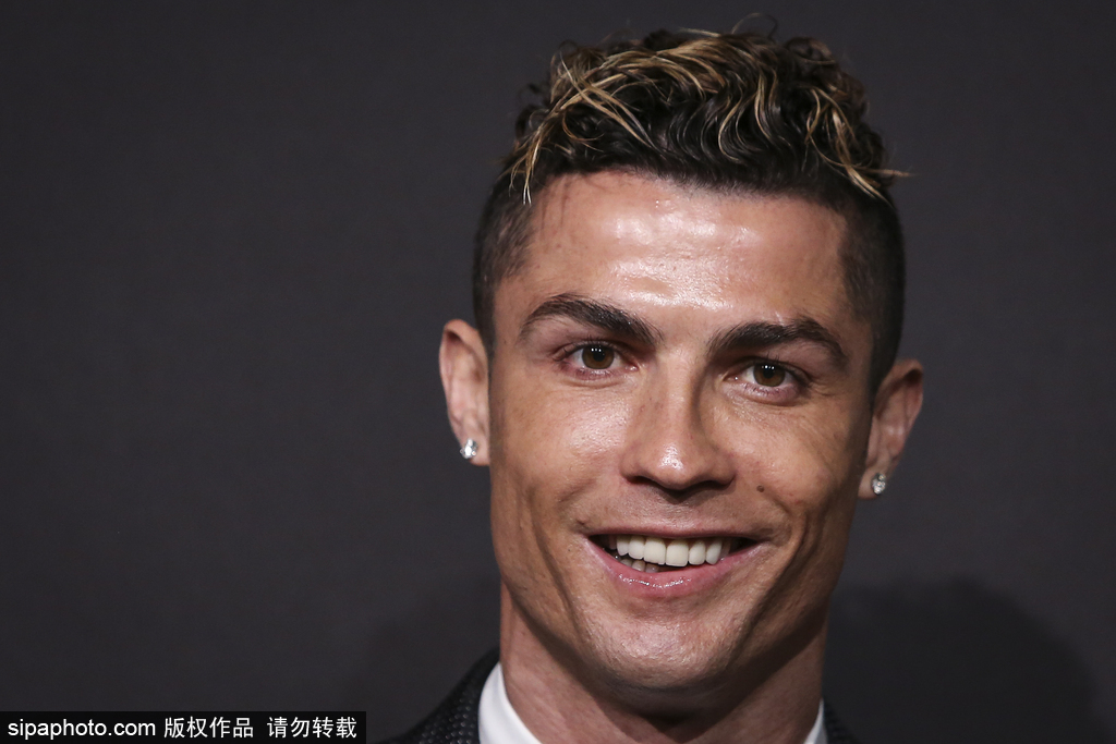 阿贾克斯客场4-2逆转卡拉巴克，收获本赛季欧冠首胜（阿贾克斯客场上演4-2逆转力克卡拉巴克，斩获赛季欧冠首胜）