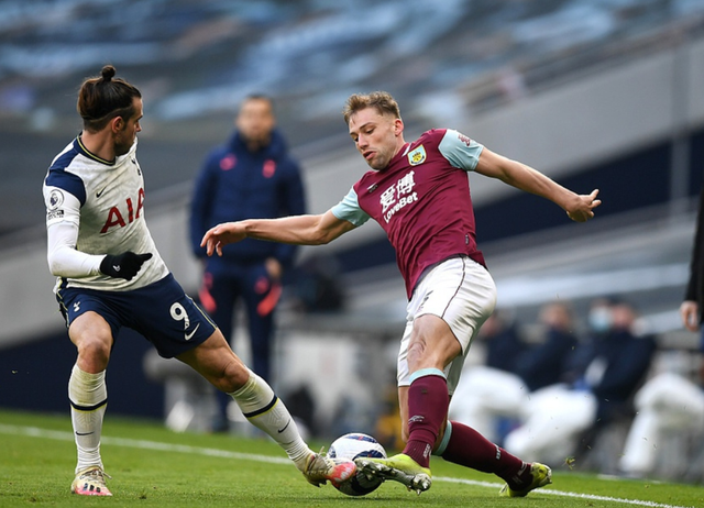 梅西杯开战，梅西和苏亚雷斯现场观战巴萨U16和河床U16的比赛