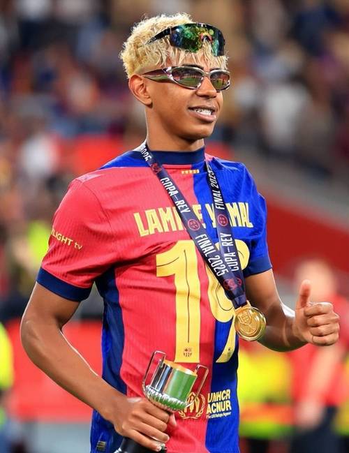 尤文官方：弗朗西斯科-孔塞桑当选队内10月最佳球员