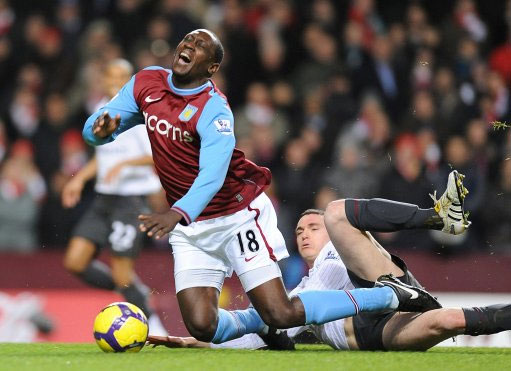 大乌龙！勇士队记：库里是左腿遭遇股四头肌挫伤，而不是右腿（闹乌龙！勇士记者更正：库里伤在左腿股四头肌，非右腿）