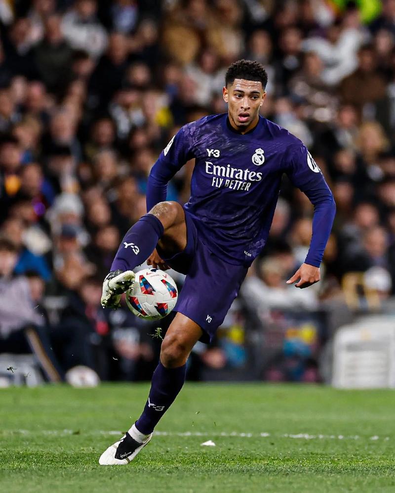 詹姆斯关键时刻稳住全队（关键时刻詹姆斯力挽狂澜稳住球队）