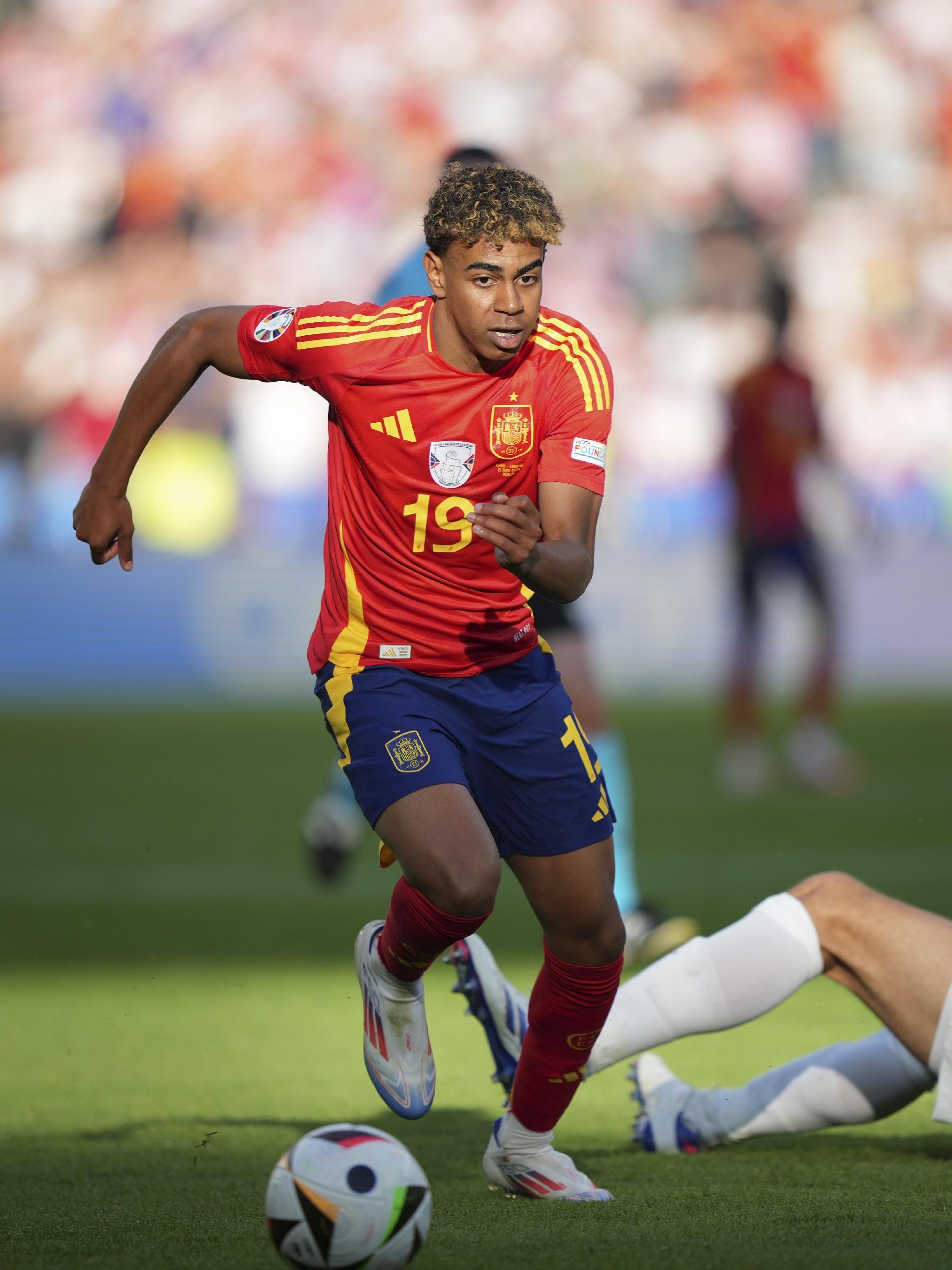 西班牙队史自然年射手榜：奥亚萨瓦尔2025年打入9球并列第4（奥亚萨瓦尔2025年斩获9球，位列西班牙队史自然年进球榜并列第4）