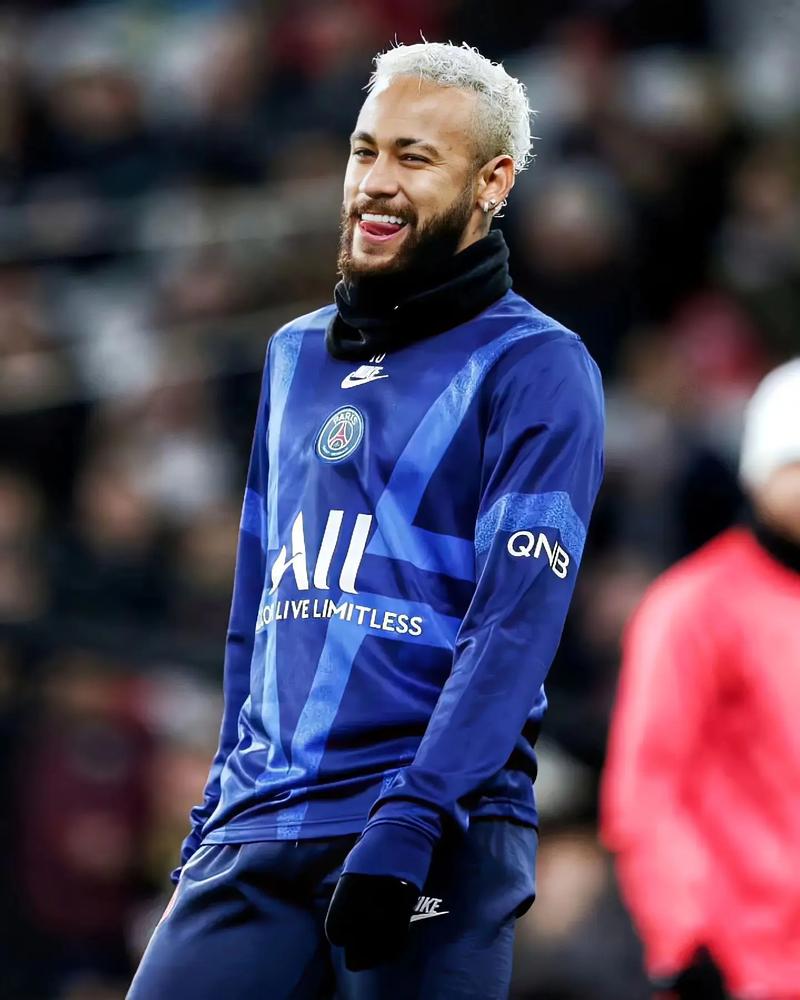 记者：蒯纪闻左臂疑似骨裂，刘浩帆膝盖内侧副韧带出现伤病（据报道，两名球员受伤：一人疑似左臂骨裂，另一人膝内侧副韧带受损）